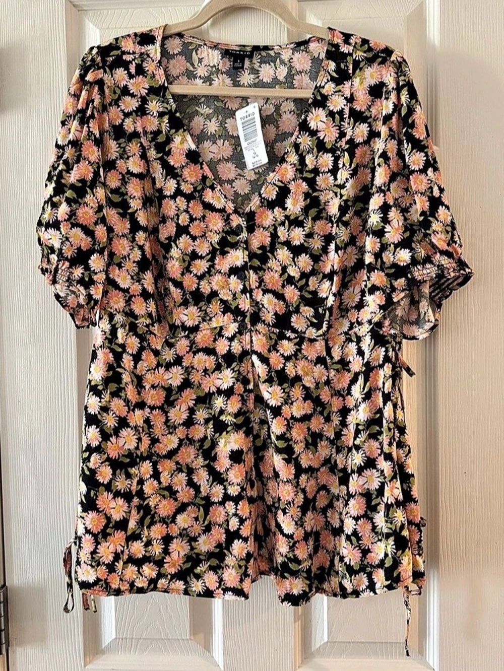 Torrid Floral Button Front Blouse in Black & Pink Size 1X NWT